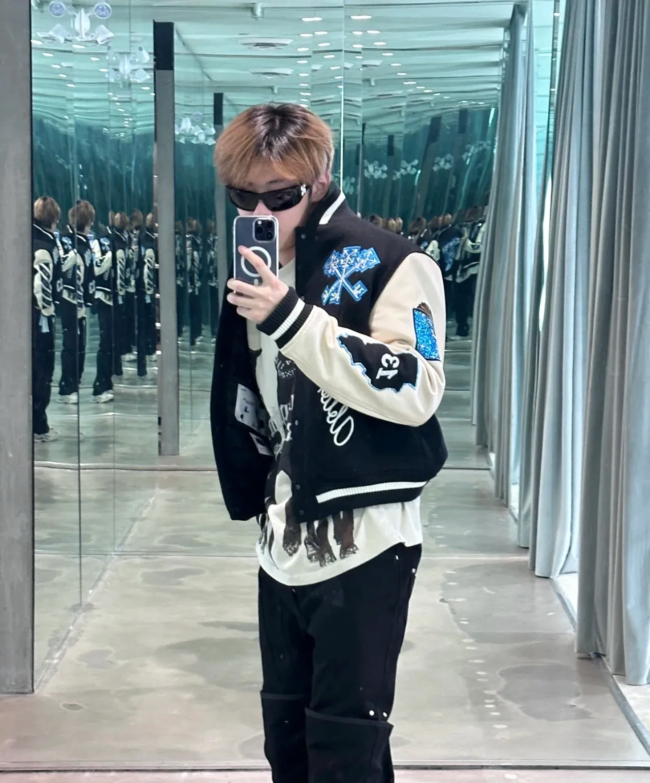 ♻️💯Upper body reference model picture❤️Top tested version 2023 off white heavy industry embroidery patchwork leather high temperature hot crystal diamond baseball uniform male and female couple star same style (⚠ original button mold customization, patch embroidery color matching) original packaging original label 🔍 full set of accessories customization packaging elevators are purchased from the original factory all series of hardware mold customization fabric color components restored one to one The fabric is made of 65% wool, 15% natural silk, 10% spandex and 10% velvet, mixed and custom-woven. The total weight is more than 900 grams! And the most important thing is its color fastness, it will never fade! -The embroidery uses an imported towel embroidery machine. Each pattern is first embroidered on the fabric, and then engraved with an infrared laser, and then fixed with a sewing machine. The whole garment is labeled in many places, one is flat embroidered, and the large pattern on the back is directly embroidered on it. This dress has 4 different embroidery techniques⚠ -The sleeves are all made of two-layer pebbled fabric, which is processed, shaped, colored, washed, and the texture retains the original grain structure! Thick, plump and round! -The processing technology is extremely complex, the cutting pieces are neatly aligned, and the entire garment has precise wiring density. Gender-neutral style. Loose fit, self-conscious quality control, details determine success or failure. Color: Black Size: S M L XL P: 680